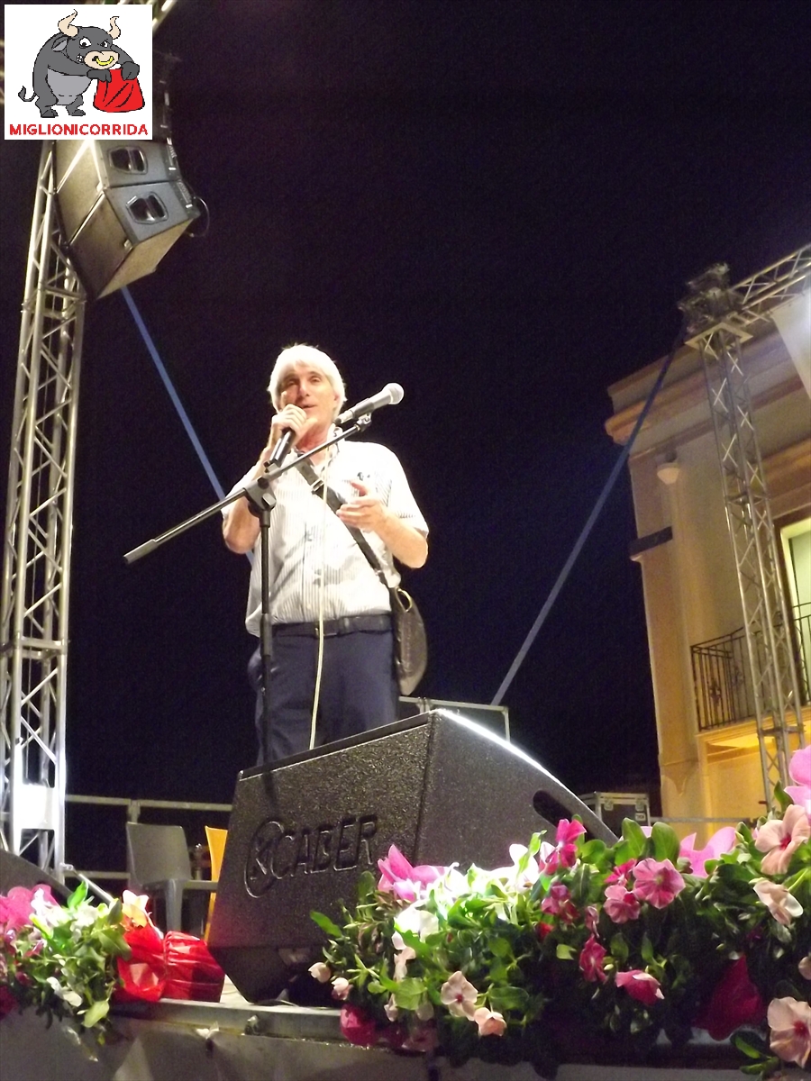 EMANUELE SALERNO in una Piazza Castello gremita per la serata della DODICESIMA Edizione della MIGLIONICORRIDA 2018 a Miglionico (MT)  8 Agosto 2018 ore 21 