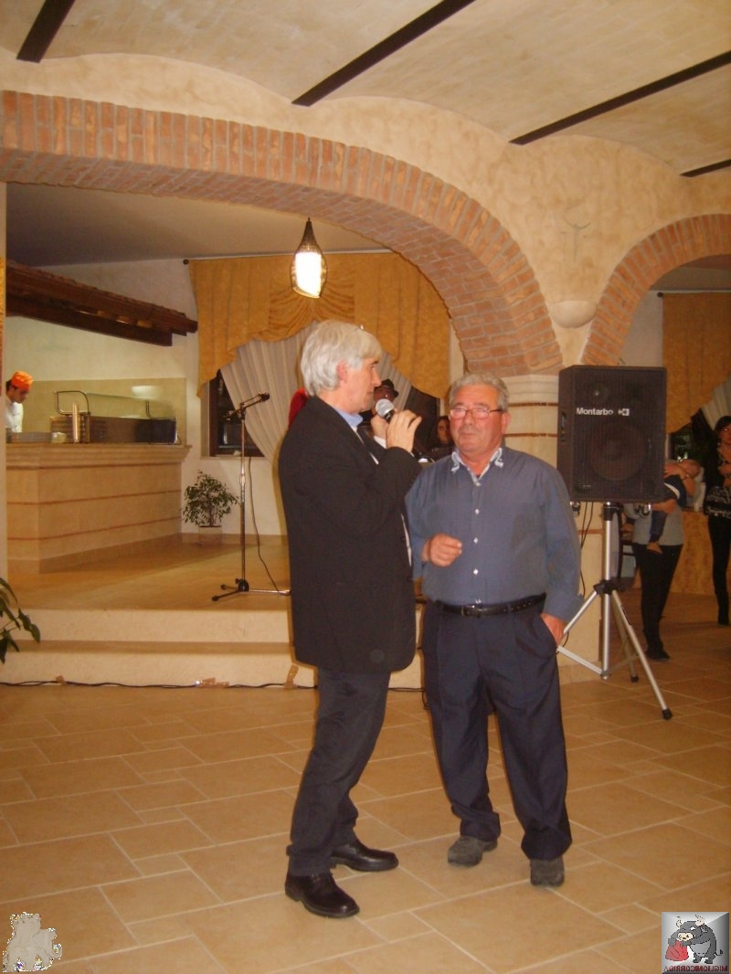 Emanuele Salerno insieme ad uno dei titolari Michele Mele. All' Agriturismo Al Passaggio di Pirro di Miglionico insieme all'Elefante di Pirro c'è il Toro della MiglioniCorrida